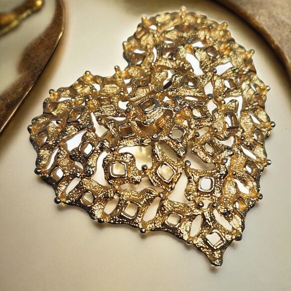 Vtg Gold Tone Heart Brooch Intricate Ornate Pin Unique Love Geometric Textured - Picture 4 of 10